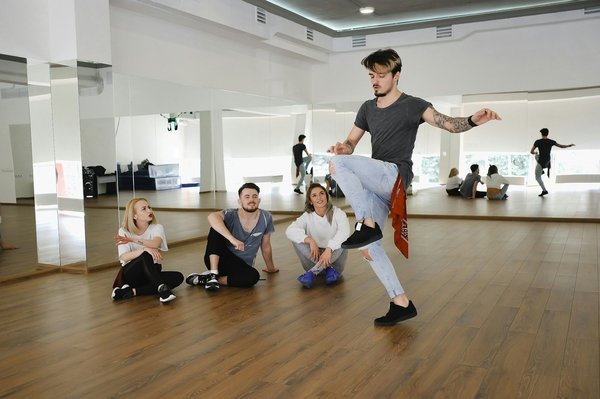 What are the benefits of upgrading the exhaust system on a Honda VFR800 for touring?